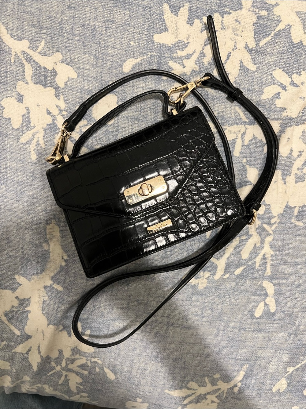 Black Croc-Embossed Crossbody Bag - Classic Women's Handbag